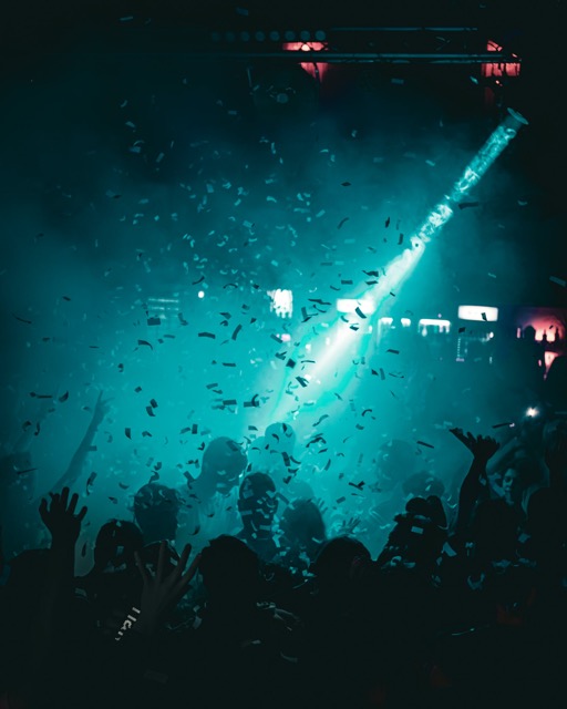Une foule de festival sous les confettis