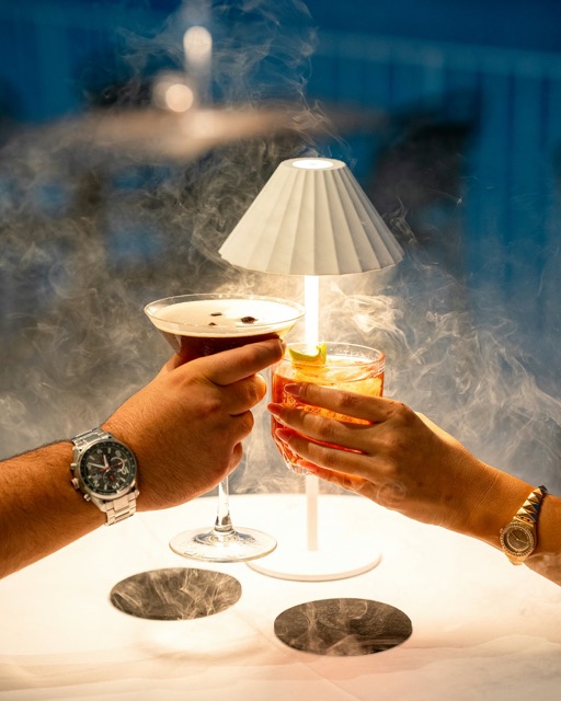 Des cocktails qui trinquent dans un bar tamisé