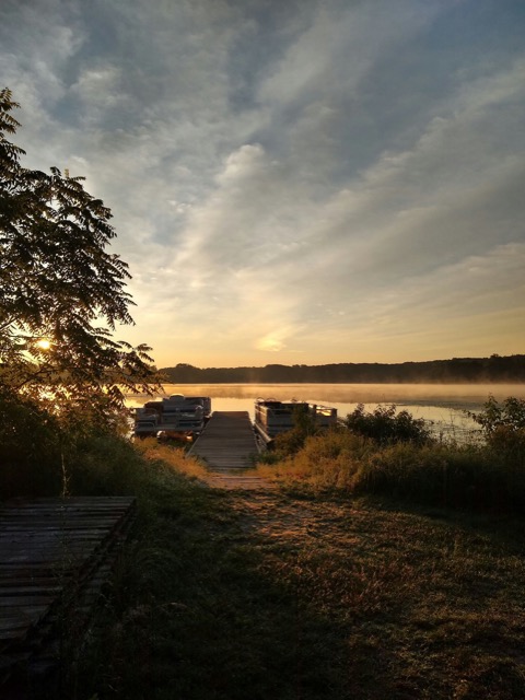 Le quai du chalet au lever du jour