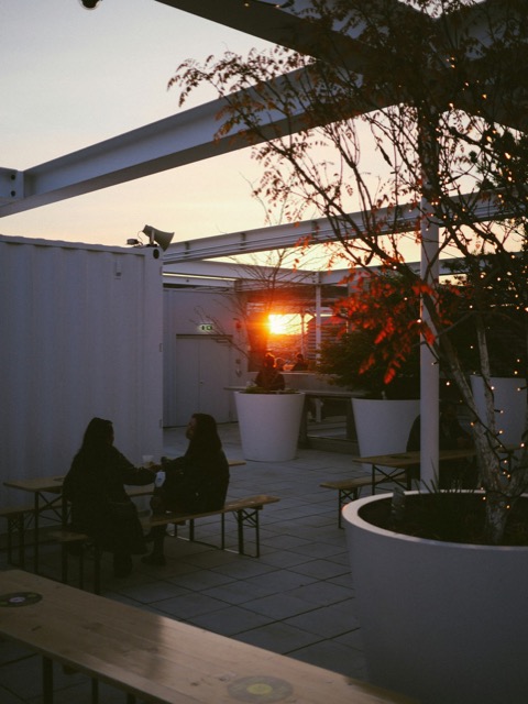 Une terrasse au coucher du soleil