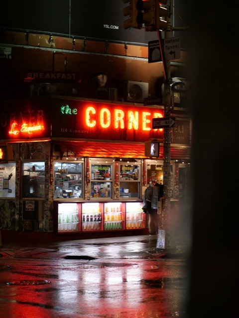 Le néon d'un dépanneur la nuit