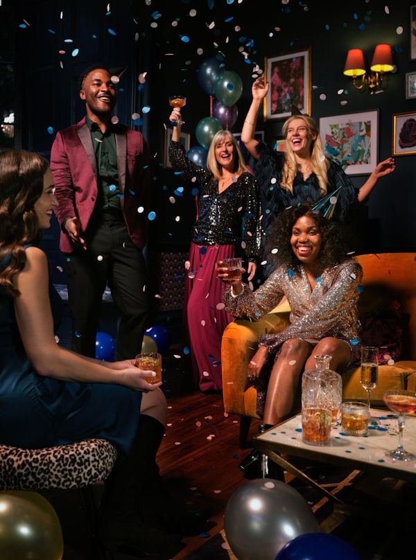 Des amis qui trinquent sous les confettis et les ballons