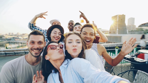 Un selfie de groupe au flash sur un toit